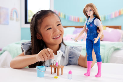 Mattel Barbie® You Can Be Anything: 65Års Jubileum - Veterinär för Lantbruk