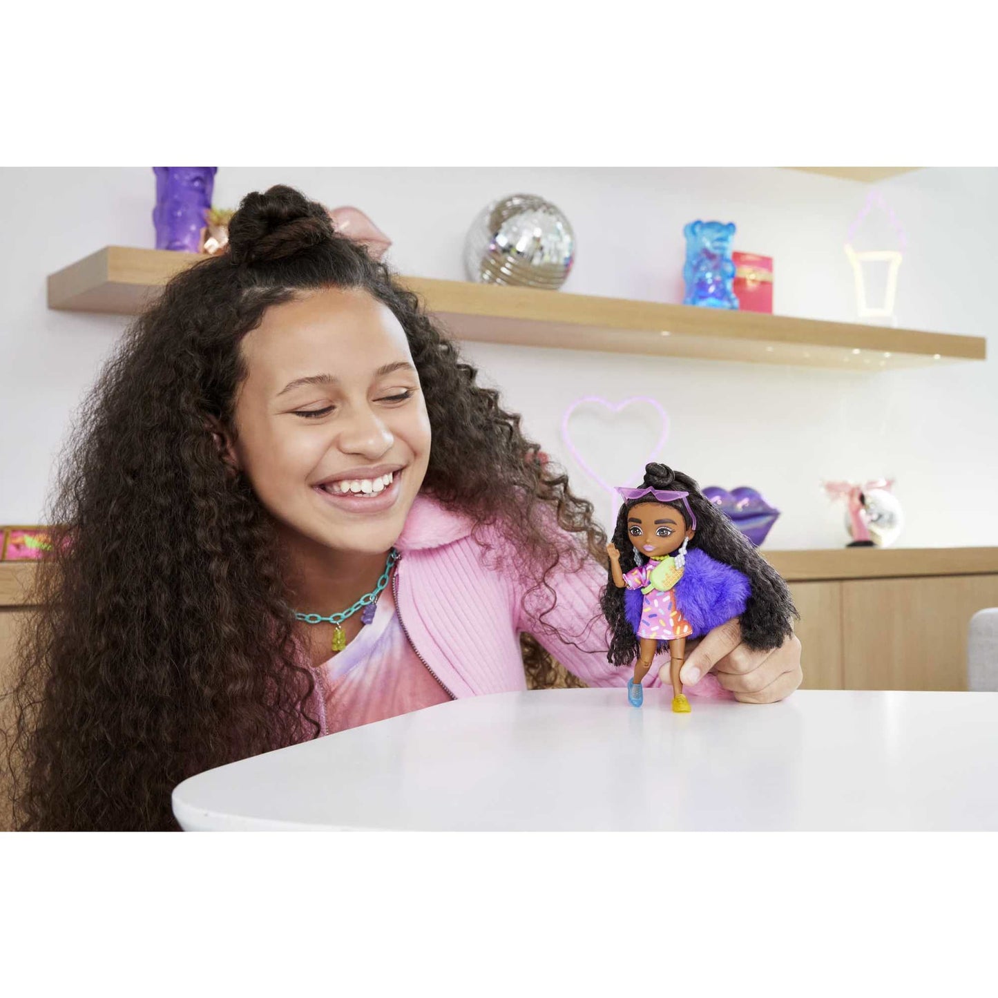 Mattel Barbie Extra Minis - Mörkhudad Docka i Lila Fuskpäls